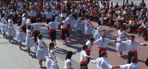 El Ball de Gitanes, la dansa del Vallès: alegre, vistosa, vigorosa ... i vigent