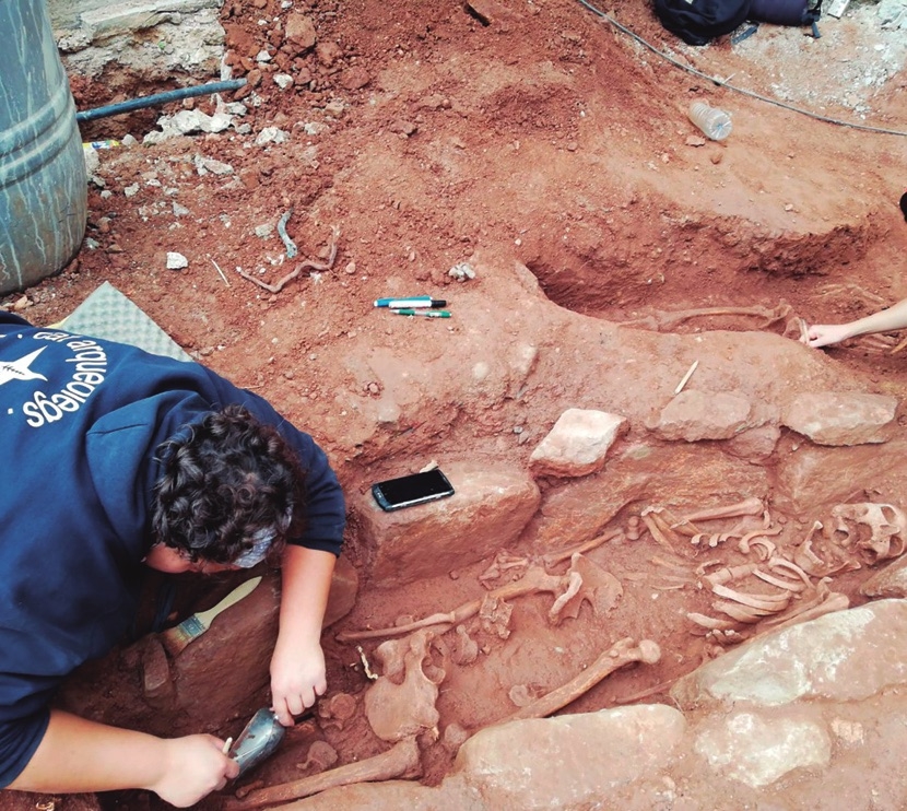 Exhumada una necròpoli medieval a la plaça Major de Sant Llorenç Savall