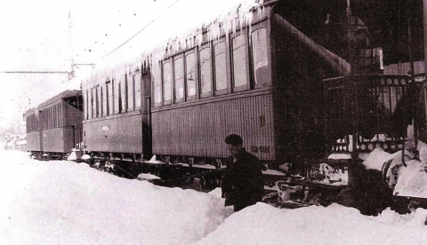 Un tren aturat per la neu i uns veïns solidaris